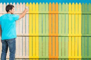 Как правильно покрасить деревянный забор?